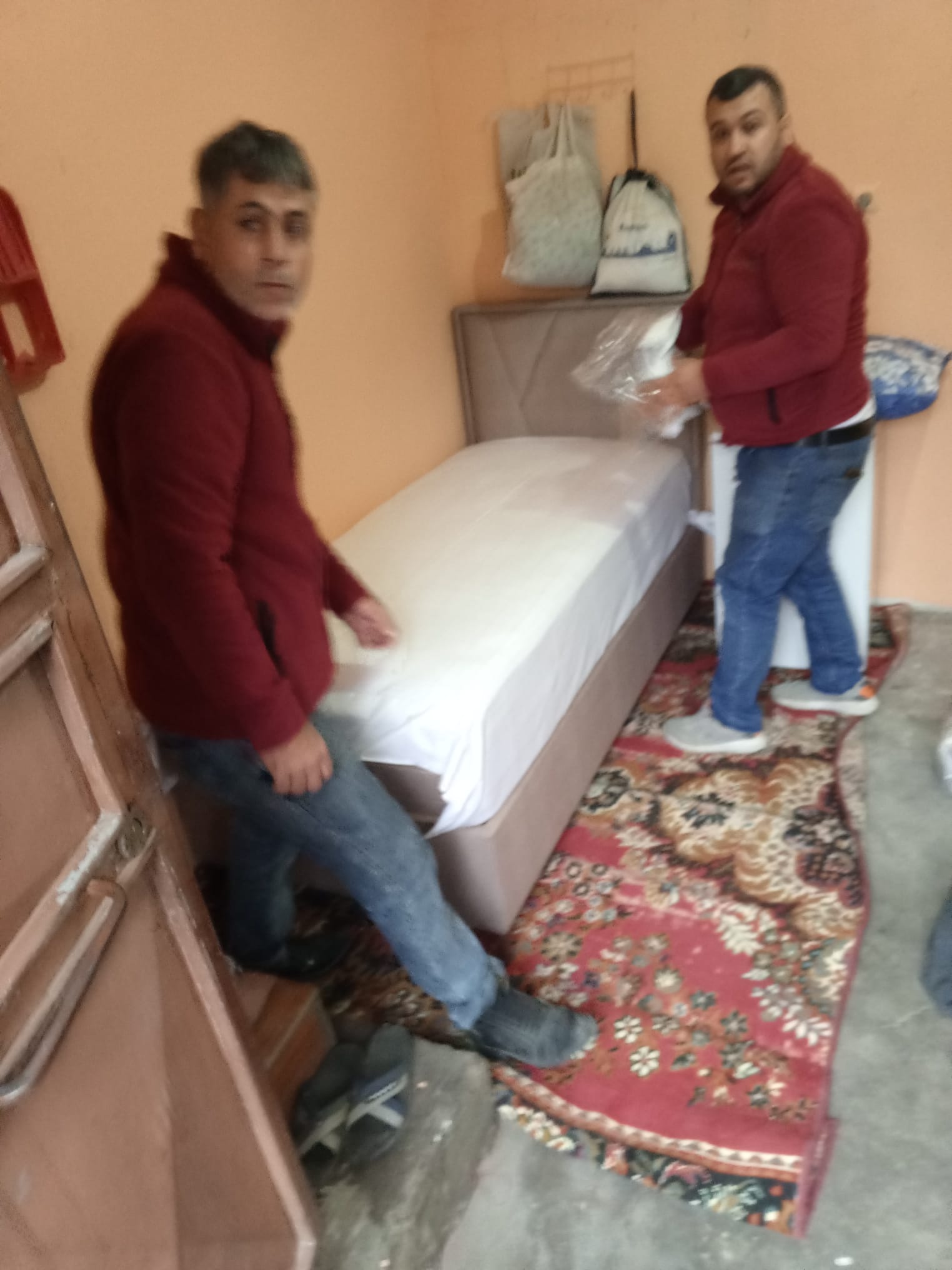 YURTİÇİ FAALİYETLERİMİZE İHTİYAÇ SAHİBİ AİLELERİMİZE HASTA TEDAVİLERİ ENGELLİ KARDEŞLERİMİZE TEKERLEKLİ SANDALYE BAĞIŞI YAŞLILARIMIZA AŞEVİMİZDE SICAK YEMEK DAĞITIMI VE HER TÜRLÜ İHTİYAÇLARINI KARŞILAYARAK HAYIR DUALARINI ALIYORUZ.