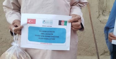 ELHAMDÜLİLLAH AFGANİSTANDA EKMEK DAĞITIMINA BAŞLADIK