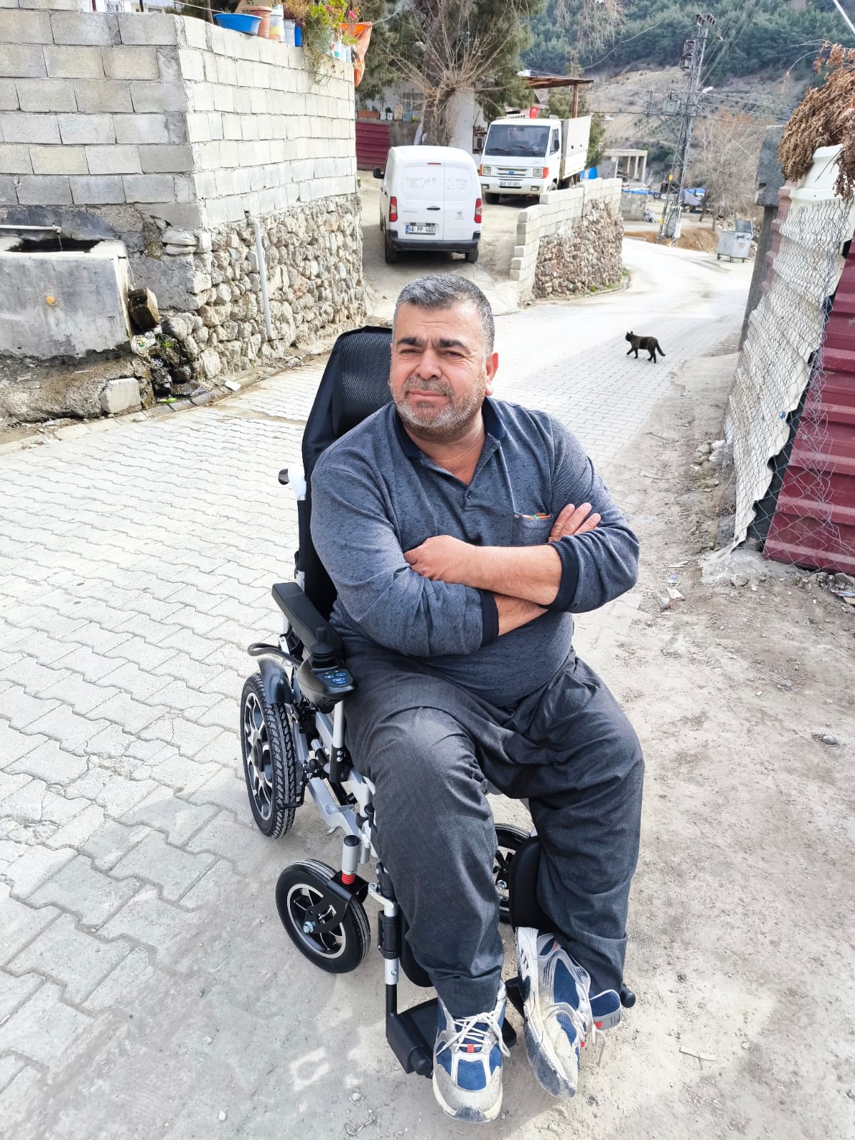 YURTİÇİNDE ENGELLİ VATANDAŞLARIMIZA AKÜLÜ TEKERLEKLİ SANDALYE BAĞIŞI YAPARAK DAHA ÖZGÜR BİR HAYAT SÜRMELERİ İÇİN ÇALIŞMALARIMIZ DEVAM ETMEKTEDİR