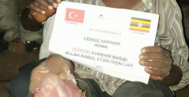 YURTDIŞI AFRİKA  UGANDADA VE ÇEŞİTLİ BÖLGELERDE KURBAN KESİM VE DAĞITIMI HIZ KESMEDEN DEVAM EDİYOR.