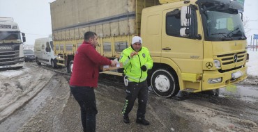 SOĞUK KIŞ GÜNÜNDE GÖNÜLLERİ ISITTILAR.