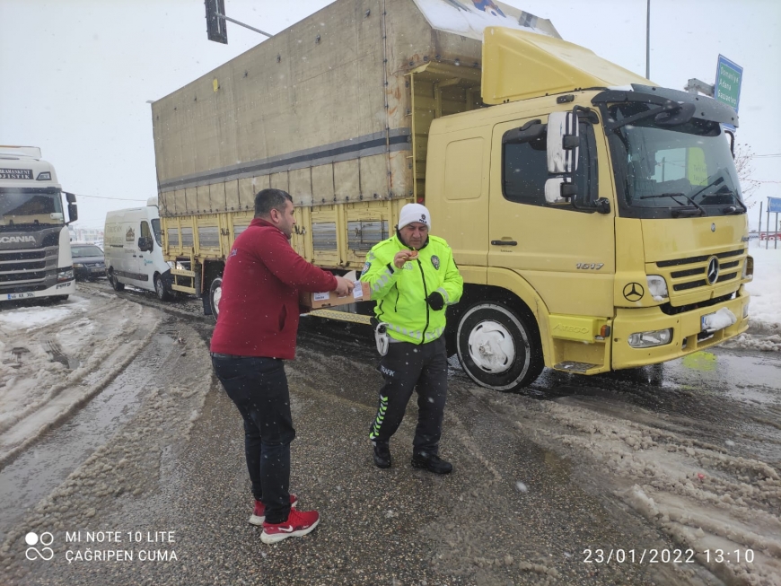 SOĞUK KIŞ GÜNÜNDE GÖNÜLLERİ ISITTILAR.