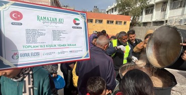 GEZZEDE ZULUM ALTINDA AÇLIK MÜCADELESİ VEREN MÜSLÜMAN KARDEŞLERİMİZE YEMEK İKRAMLARIMIZI GERÇEKLEŞTİRİYORUZ