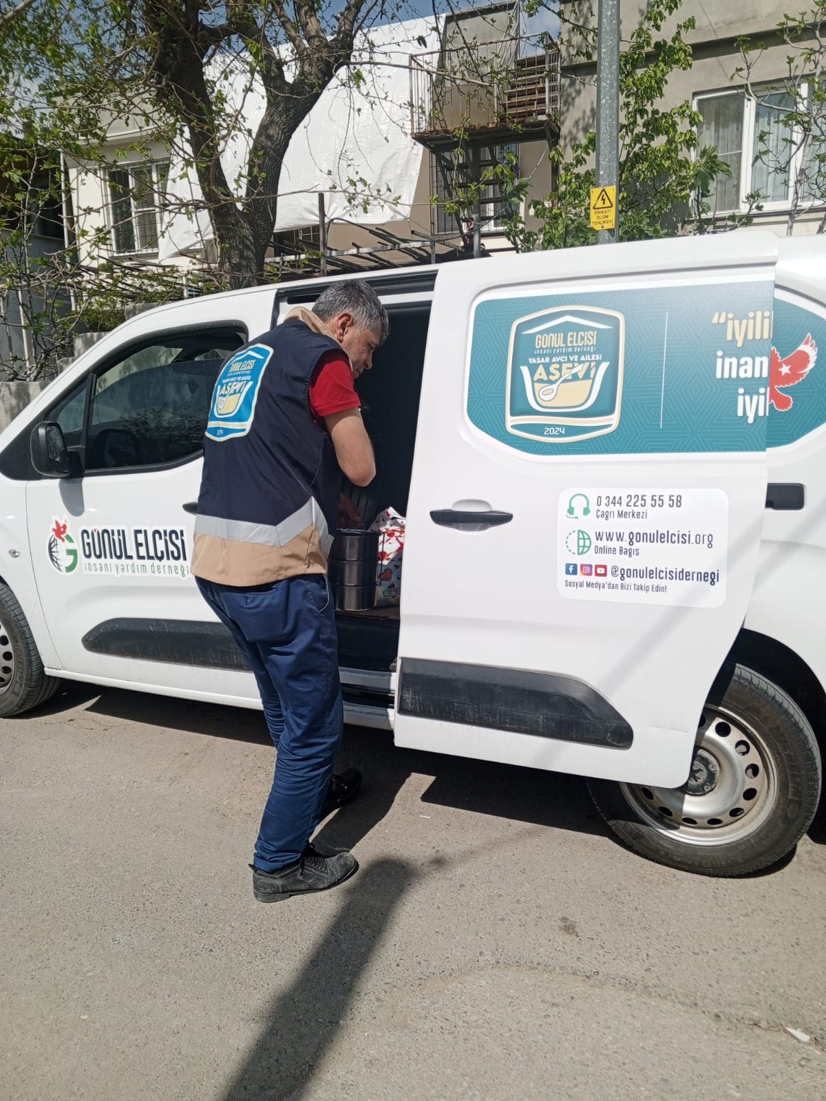 DERNEĞİMİZ BÜNYESİNDE FAALİYET GÖSTEREN YAŞAR AVCI VE AİLESİ AŞEVİMİZDE YAŞLILARIMIZ VE İHTİYAÇ SAHİBİ AİLELERİMİZE SICAK YEMEK DAĞITIMI YAPARAK  HAYIR DUALARINI ALIYORUZ.